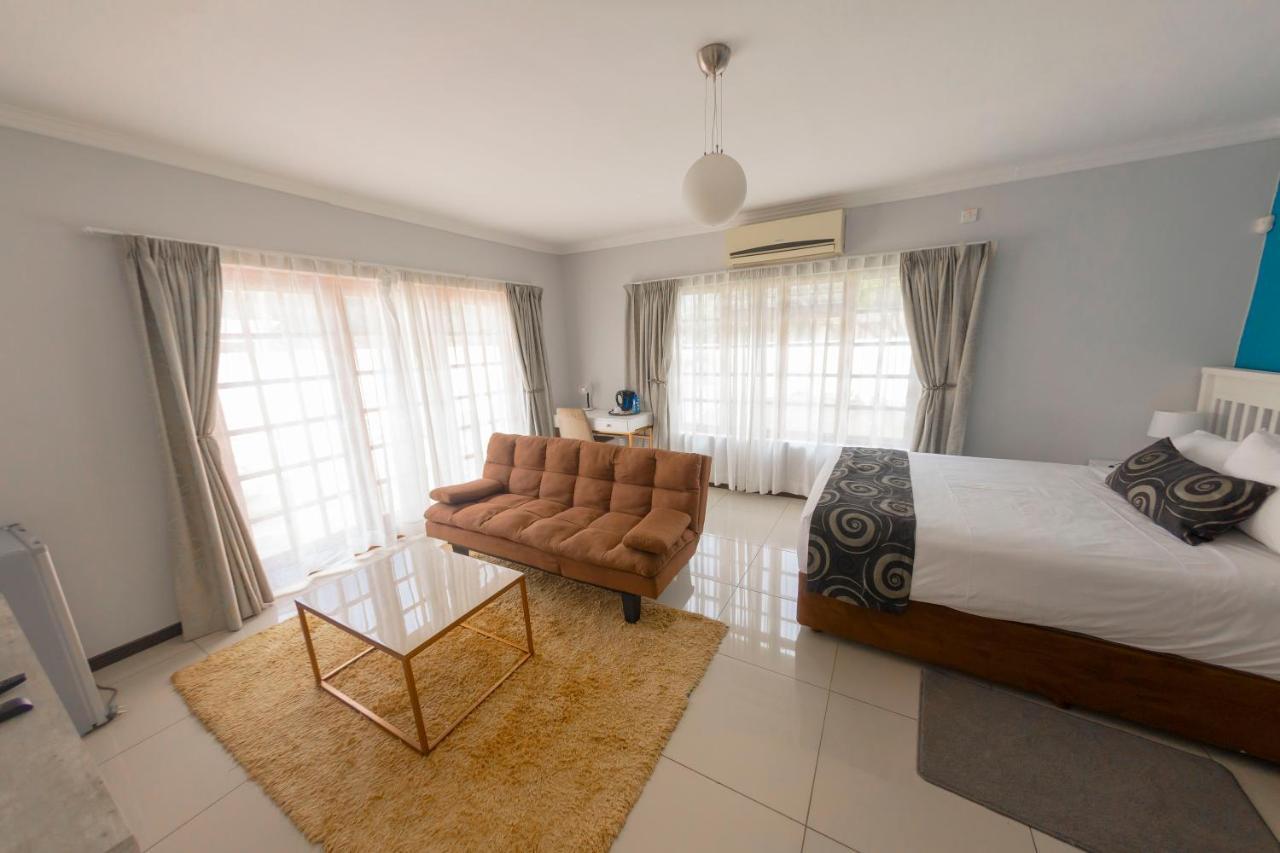 Green Lagoon Guest House 哈博罗内 外观 照片