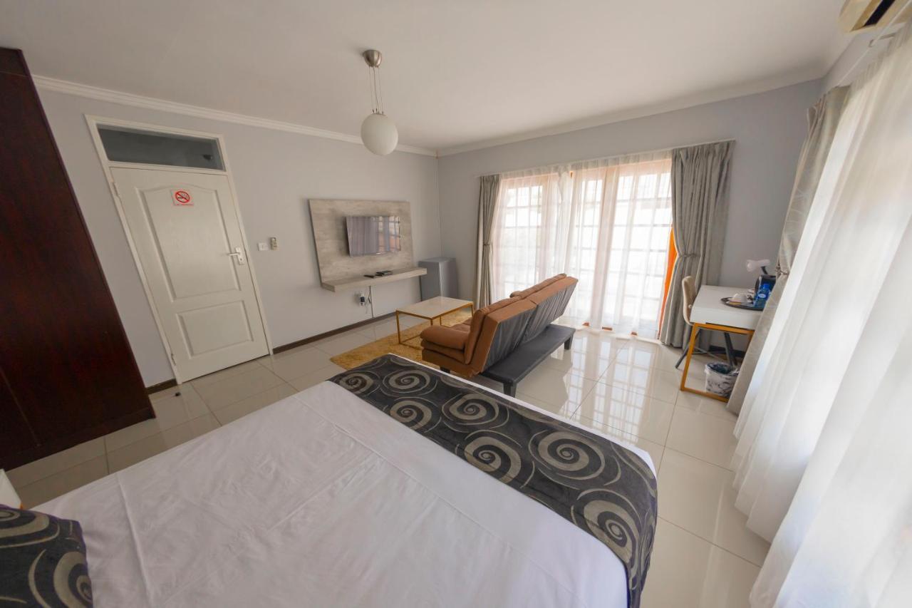 Green Lagoon Guest House 哈博罗内 外观 照片