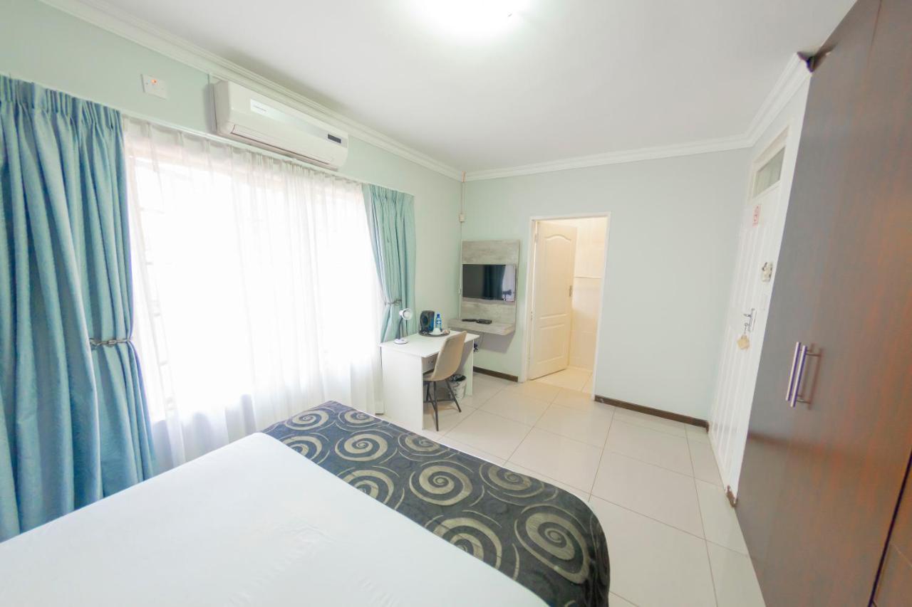 Green Lagoon Guest House 哈博罗内 外观 照片